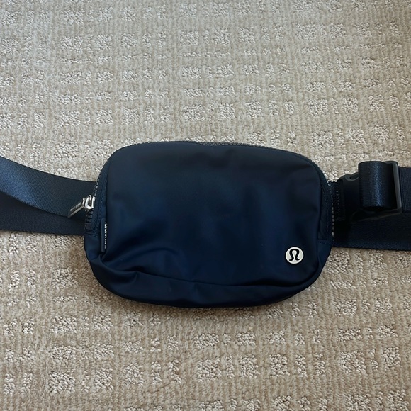 navy blue lululemon belt bag - Picture 1 of 3